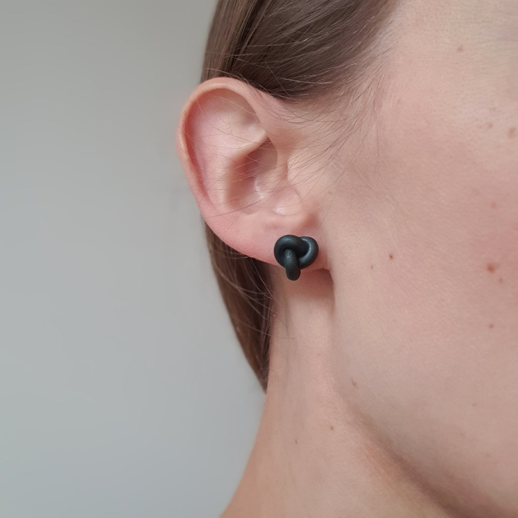 Øreringe med knuder i en sort farve - ses på