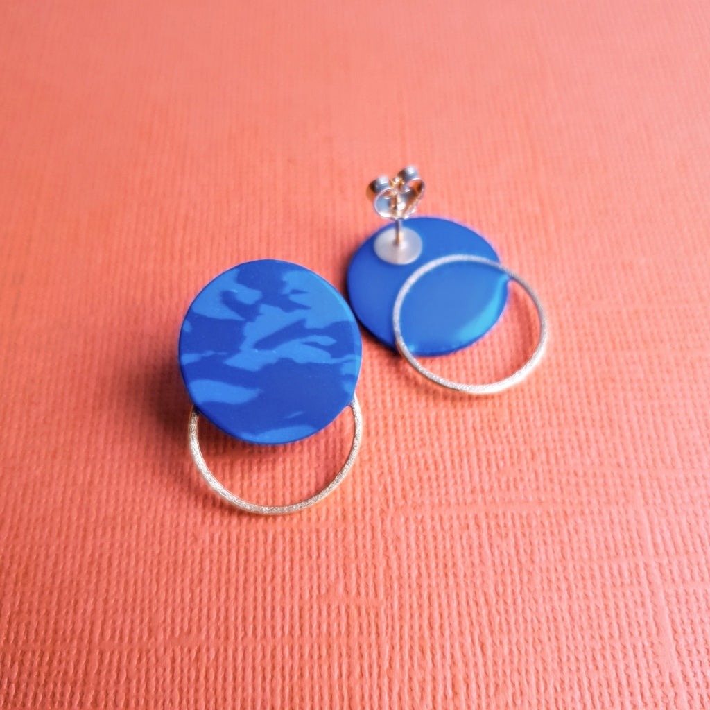 Øreringe med flade perler i koboltblå og en ring af forgyldt sølv.