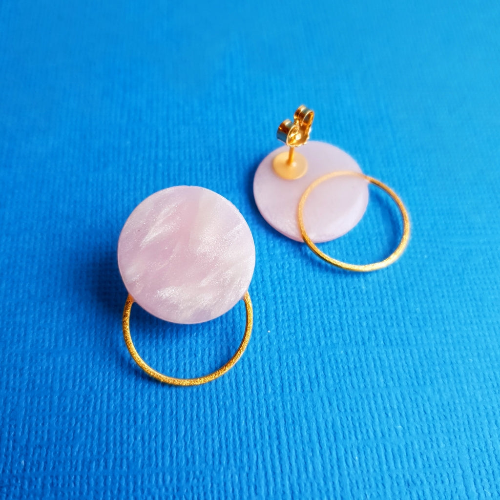Øreringe med flade perler i en lys lyserød farve og en ring af forgyldt sølv.