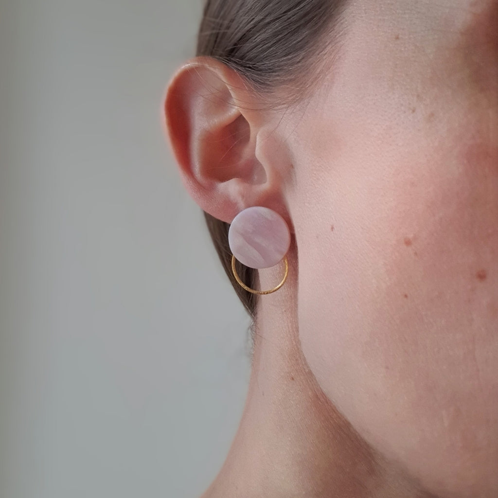 Øreringe med flade perler i en lys lyserød farve og en ring af forgyldt sølv - ses på