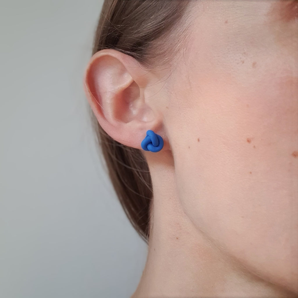 Øreringe med knuder i en blå farve - ses på